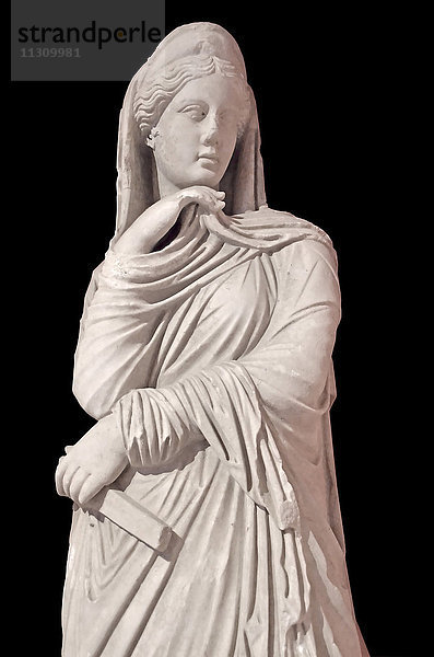 Antike griechische Skulptur der Göttin Nemesis. Die Göttin der göttlichen Vergeltung  der unberechenbaren Gerechtigkeit und der Geißel der Arroganten. Ursprünglich dazu bestimmt  das Schicksal angemessen zu verteilen.