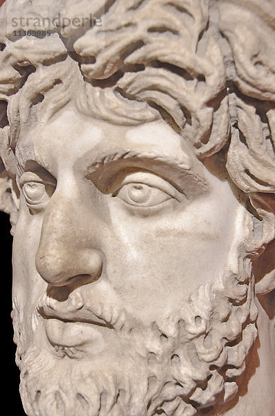 Antike griechische Skulptur eines nicht identifizierten bärtigen Männerkopfes mit vollen Lippen und festem Blick