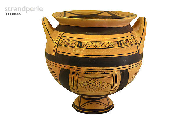 Eine antike griechische Vase aus der geometrischen Periode. Isolation gegen einen weißen Hintergrund
