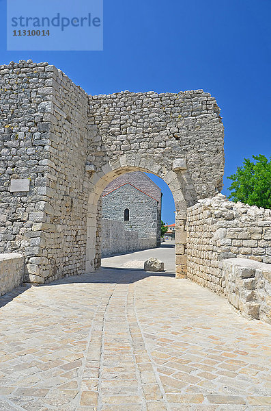 Römisches Tor durch die Stadtmauern von Nin  in der Nähe von Zadar in Kroatien
