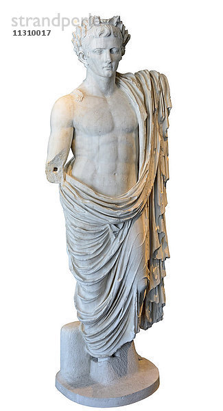 Antike römische Skulptur von Julius Caesar  der das Eichenlaubbündel trägt und eine Toga über seine Hüften geworfen hat. Isoliert vor einem weißen Hintergrund