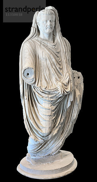 der Kaiser Tibeius. Antike römische Skulptur aus Marmor. Isoliert vor einem schwarzen Hintergrund
