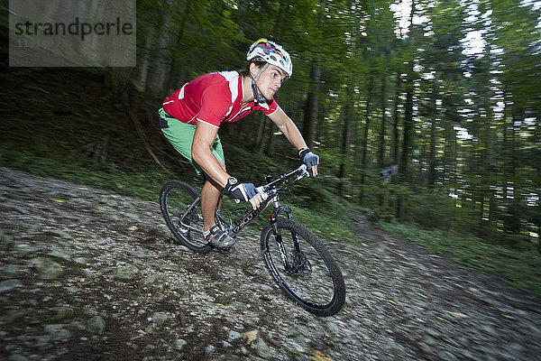 Fahrrad  Fahrrad  Mountainbike  Sport  Aktion  dynamisch  Mann  Wald  Wald  Downhill  Österreich  Helm  Risiko
