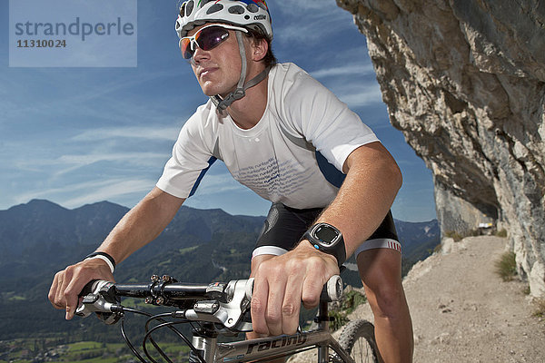 Fahrrad  Fahrrad  Mountainbike  Sport  Action  dynamisch  Mann  Bergweg  Fels  Klippe  Österreich  Helm