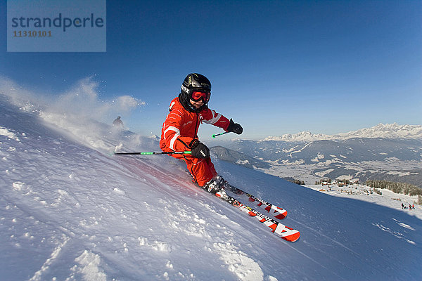 Kinderski  Flachau  Salzburg  Österreich  Wintersport  Salzburg  Winter  Berge  Piste  Rot  Skianzug  Kind  Helm  Carving  Sport  Skifahren