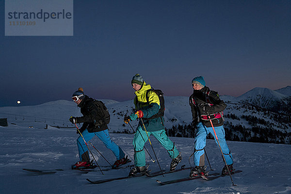 Skitour  Mann  Winter  Österreich  Sport  Ski  bei Nacht  Männer  Outdoor  Gruppe