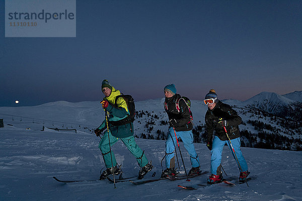 Skitour  Mann  Winter  Österreich  Sport  Ski  bei Nacht  Männer  Outdoor  Gruppe