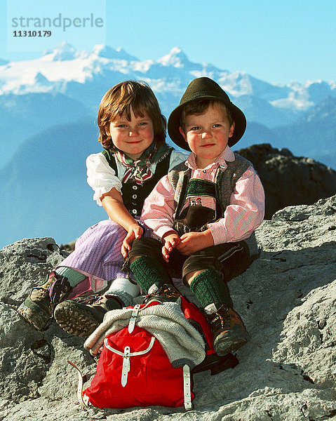 Tracht  Kinder  Retro  sitzen  Rucksack  alpin  Berge  Österreich