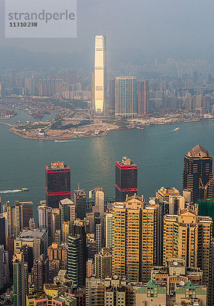 Hongkong City  Victoria Harbour  ICC-Turm