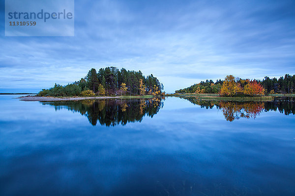 Bäume  Europa  Finnland  Herbst  Herbstfarben  Inari-See  Landschaft  Landschaft  Lappland  Licht  Stimmung  See  Skandinavien  Spiegelung  Holz  Wald  Wasser