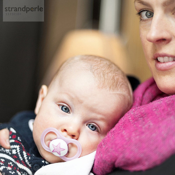 Porträt einer Mutter mit Baby