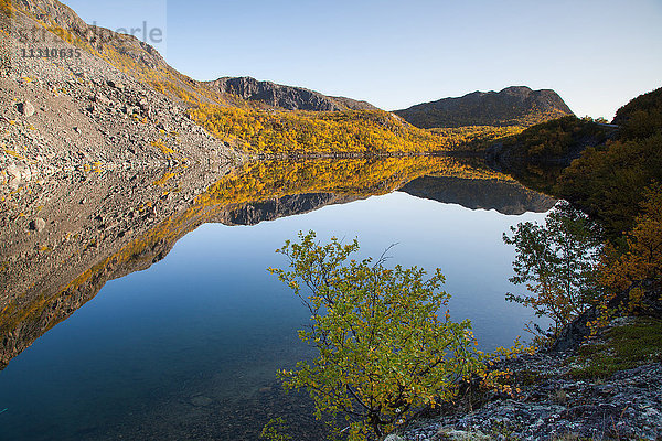 Berge  Europa  Herbst  Herbstfarben  Landschaft  Landschaft  Lappland  Norwegen  See  Skandinavien  Reflexion  Wasser