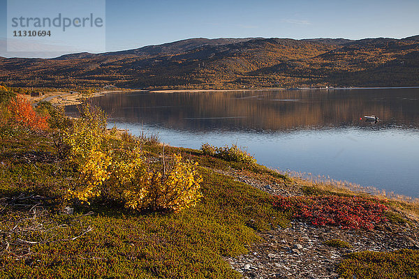 Europa  Fjord  Herbst  Herbstfarben  Küste  Landschaft  Landschaft  Lappland  Meer  Norwegen  Oldernes  Repparfjord  Skandinavien  Reflexion  Wasser