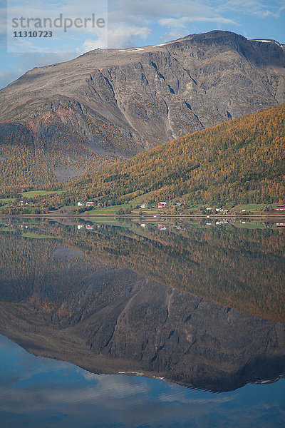 Berge  Europa  Herbst  Herbstfarben  Landschaft  Landschaft  langer Fjord  Lappland  Meer  Norwegen  Skandinavien  Reflexion  Wasser