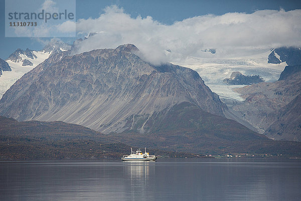Berge  Europa  Fjord  Fähre  Fährschiff  Herbst  Herbstfarben  Landschaft  Landschaft  Lappland  Lyngenalpen  Lyngenfjord  Meer  Norwegen  Schiff  Skandinavien  Transport  Wasser