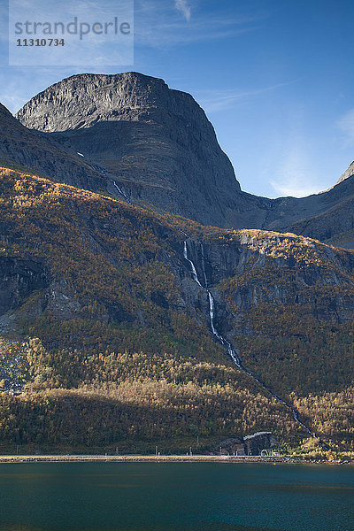 Berge  Europa  Fjord  Herbst  Herbstfarben  Szenerie  Landschaft  Lappland  Lyngenalpen  Lyngenfjord  Meer  Norwegen  Skandinavien  Wasser  Wasserfall