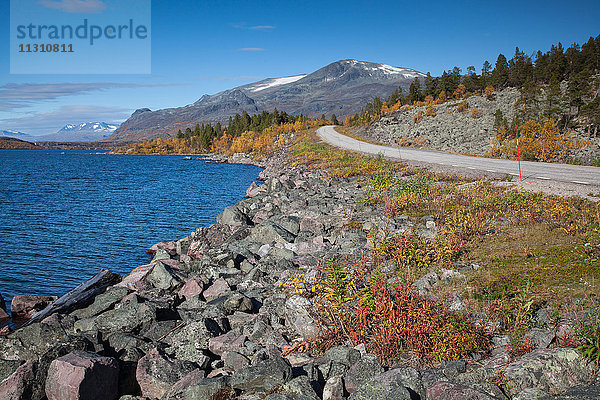 Berge  Europa  Herbst  Herbstfarben  Landschaft  Landschaft  Lappland  Schwede  See  Skandinavien  Stora Sjöfallets  Nationalpark  Suorvajaure  Wasser