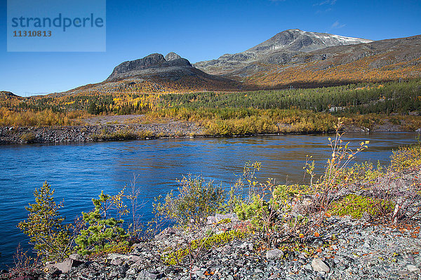 Berge  Europa  Herbst  Herbstfarben  Landschaft  Landschaft  Lappland  Schweden  See  Skandinavien  Stora Sjöfallets  Nationalpark  Suorvajaure  Wasser