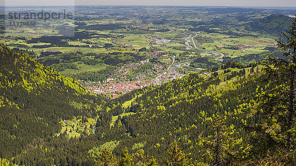 Panorama des Mittagbergs  1451 ms  im steilen Wegbachtal  Immenstadt und das Illertal  Allgäu  Bayern  Deutschland  Europa