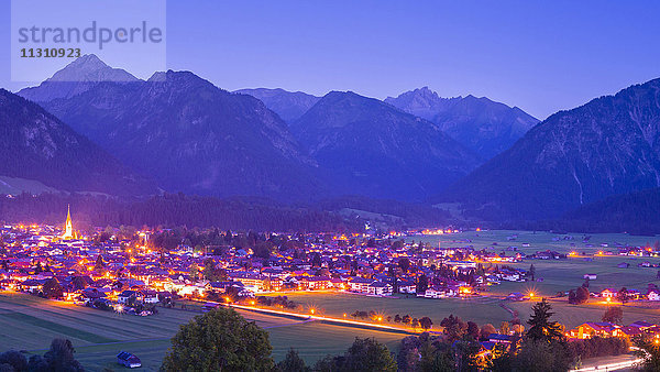Oberstdorf bei Nacht  Allgäuer Alpen  Allgäu  Bayern  Deutschland  Europa