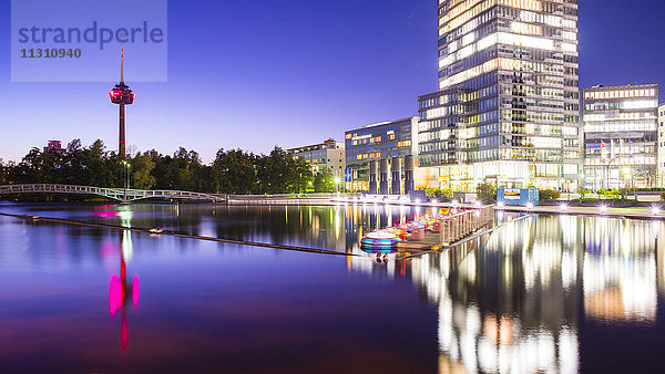 Architektur  Bürogebäude  Block  Bürohochhaus  Büros  Deutschland  Abenddämmerung  Europa  Gewerbegebiet  Glasfassade  Wohnblock  Hochhaus  Köln  Köln Tower  MediaPark  Nacht  Nordrhein-Westfalen  Rheinland  See  Teich  Wasser  Spiegelung  Teich