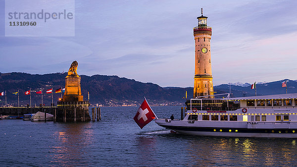 Hafen  Hafen  Leuchtturm und Bayerischer Löwe  Lindau  Bayern  Deutschland  Europa