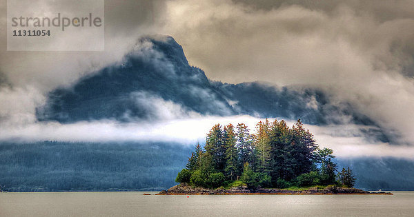 Alaska  Valdez  Alaska-Sound  Insel  Nebel  Meer  USA  Fähre  Fährschiff  Bäume  Küste  Berge  Landschaft  Landschaft  Kenai-Halbinsel  Bäume  Vegetation  neblig  Stimmung  Regen  Wolken