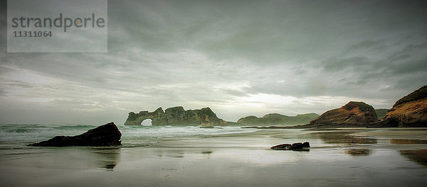 Wharariki  Wharariki Strand  Neuseeland  Südinsel  Regen  Strand  Meeresküste  Felsen  Klippe  Loch  Sturm  Cape Farewell  Golden Bay  Erosion  Landschaft  Landschaft