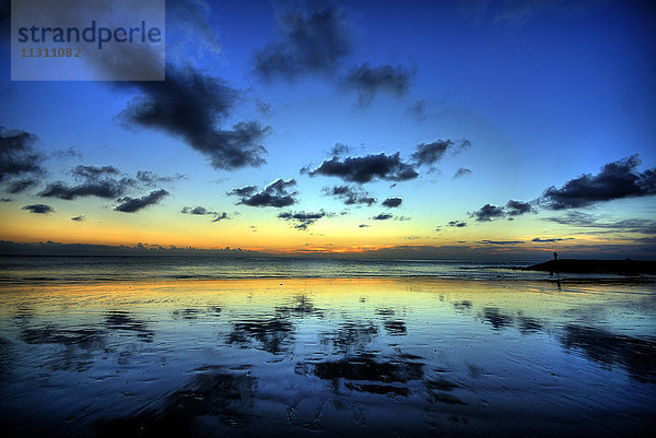 Sonnenuntergang  Spiegelung  Kuta  Kuta Beach  Strand  Meeresküste  Bali  Indonesien  Farbkreis  blau  gelb  Wolken  Harmonie  Drama