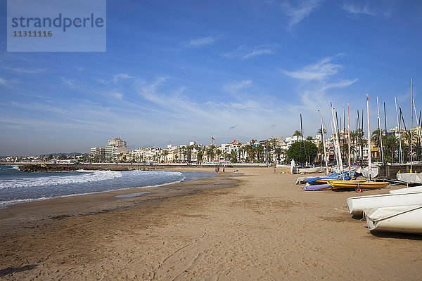 Spanien  Katalonien  Sitges  Küstenstadt und Strand am Mittelmeer