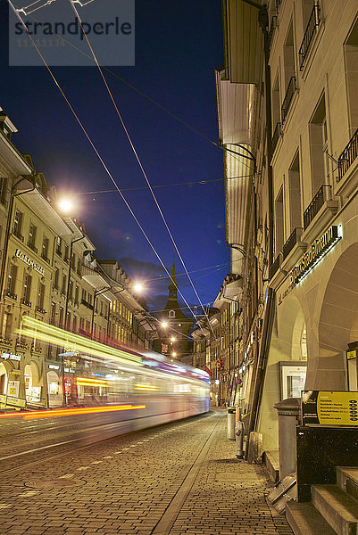 Bern  Stadt  Stadt  Schweiz  Europa  Lichter  Verkehr  Abenddämmerung  Dämmerung  blaue Stunde  Autos  Autos  Straßenbahn  Straßenbahn  Immobilien  Häuser  Häuser  Marktgasse  bei Nacht  Nacht