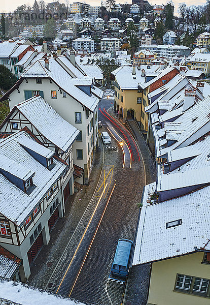 Bern  Stadt  Stadt  Schweiz  Europa  Lichter  Verkehr  Abenddämmerung  Dämmerung  blaue Stunde  Autos  Automobile  Immobilien  Häuser  Wohnungen  matte Enge