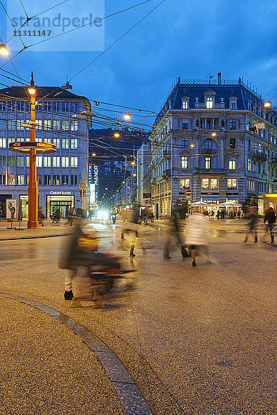 Biel  Bienne  Kanton Bern  Schweiz  Europa Stadt  Stadt  Lichter  Verkehr  Abenddämmerung  Dämmerung  blaue Stunde  Autos  Automobile  Immobilien  Häuser  Wohnungen  bei Nacht  Nacht  zentraler Ort