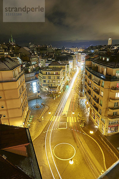 Lausanne  Stadt  Waadt  Schweiz  Europa  bei Nacht  Nacht  Lichter  Verkehr  Dämmerung  blaue Stunde  Autos  Automobile  Immobilien  Häuser  Wohnungen  Rue central