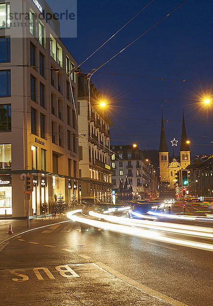Luzern  Luzern  Schweiz  Europa  Stadt  Stadt  Verkehr  Auto  Automobil  blaue Stunde  Abenddämmerung  Dämmerung  Häuser  Häuser  Lichter  Schweizerhofquai  bei Nacht  Nacht