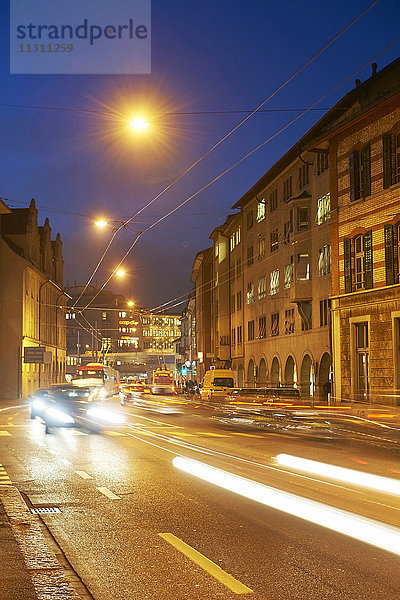 Winterthur  Kanton Zürich  Schweiz  Europa  bei Nacht  Nacht  Stadt  Stadt  Lichter  Verkehr  Dämmerung  blaue Stunde  Autos  Automobile  Tram  Straßenbahn  Immobilien  Häuser  Wohnungen  Technikumstrasse