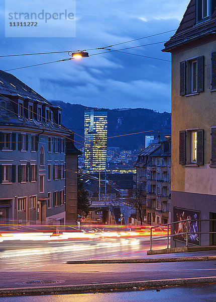 Zürich  Kanton Zürich  Schweiz  Europa  bei Nacht  Nacht  Stadt  Stadt  Lichter  Verkehr  Dämmerung  blaue Stunde  Autos  Automobile  Tram  Straßenbahn  Immobilien  Häuser  Wohnungen  Rosengartenstrasse  Swiss Prime Tower  Prime Tower