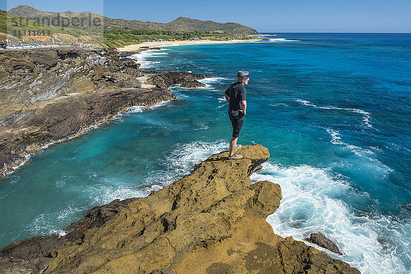 USA  Hawaii  Oahu  Südküste  Halona Blowhole Lookout  Mann auf Aussichtspunkt MR