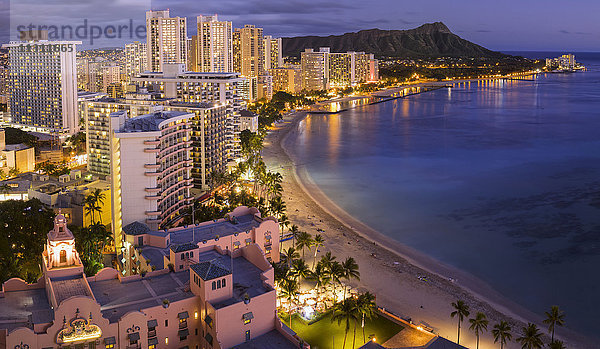 USA  Hawaii  Oahu  Honolulu  Waikiki  der Strand in der Abenddämmerung