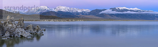 USA  Kalifornien  östliche Sierra  Lee Vining  Mono See und schneebedeckte Sierra