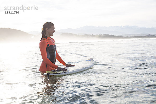 Surferin im Wasser