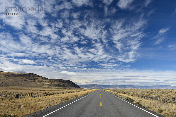 USA  Ost-Oregon  einsamer Highway in Ost-Oregon mit Wolken