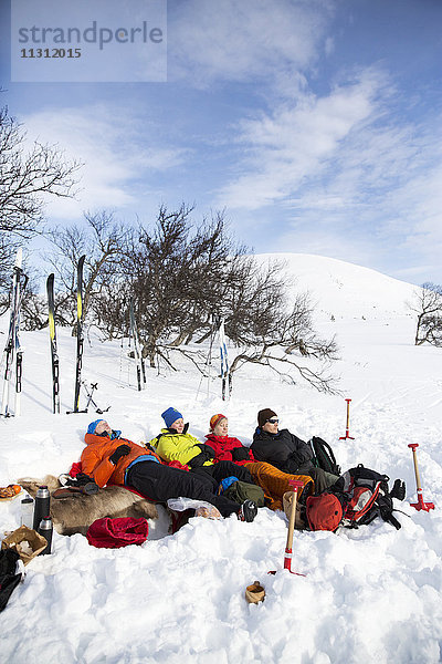 Freunde entspannen im Skiurlaub