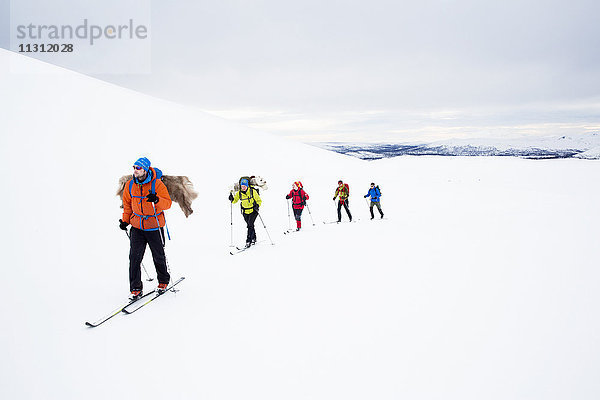 Menschen beim Skifahren in den Bergen