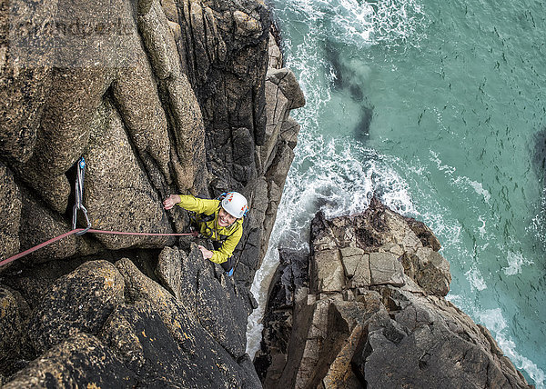 UK  Cornwall  Frau klettert auf Commando Ridge