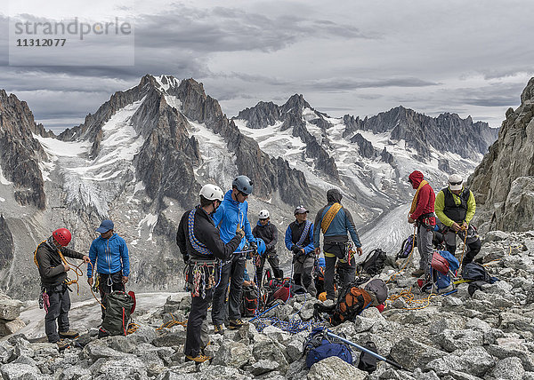 Frankreich  Chamonix  Grands Montets  Aiguille d' Argentiere  Gruppe von Bergsteigern  die sich vorbereiten