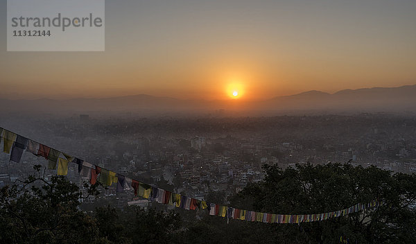 Nepal  Himalaya  Kathmandu  Stadtbild vom Swayambhunath-Tempel aus gesehen
