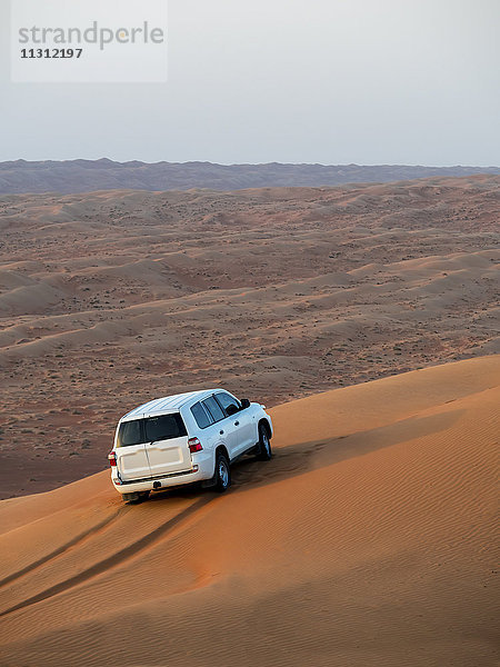 Oman  Al Raka Geländewagen auf der Düne der Wüste Rimal Al Wahiba stehend