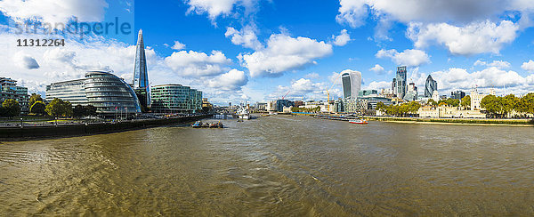 UK  London  Panoramablick mit Rathaus und The Shard  Themse und City of London