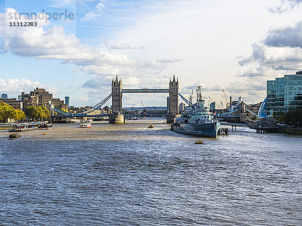 UK  London  Blick auf das Museumsschiff HMS Belfast auf der Themse mit Tower Bridge im Hintergrund